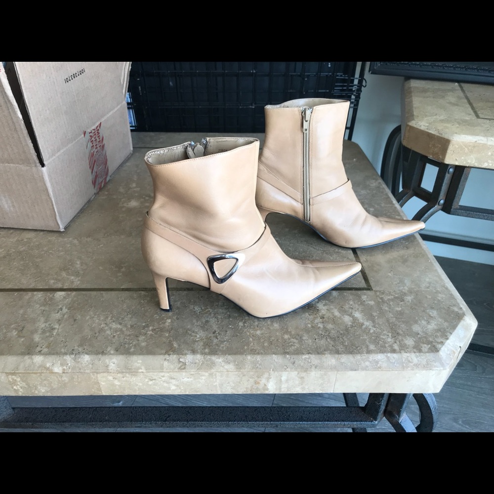 Boots beige color with silver side detail